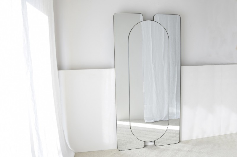 DECORATIVE FLOOR MIRROR. DARK METAL FRAME