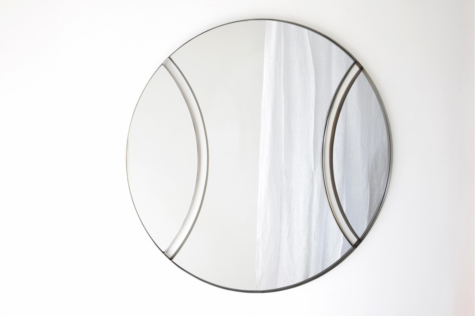 ROUND MIRROR 1. ANTIQUE METAL FRAME