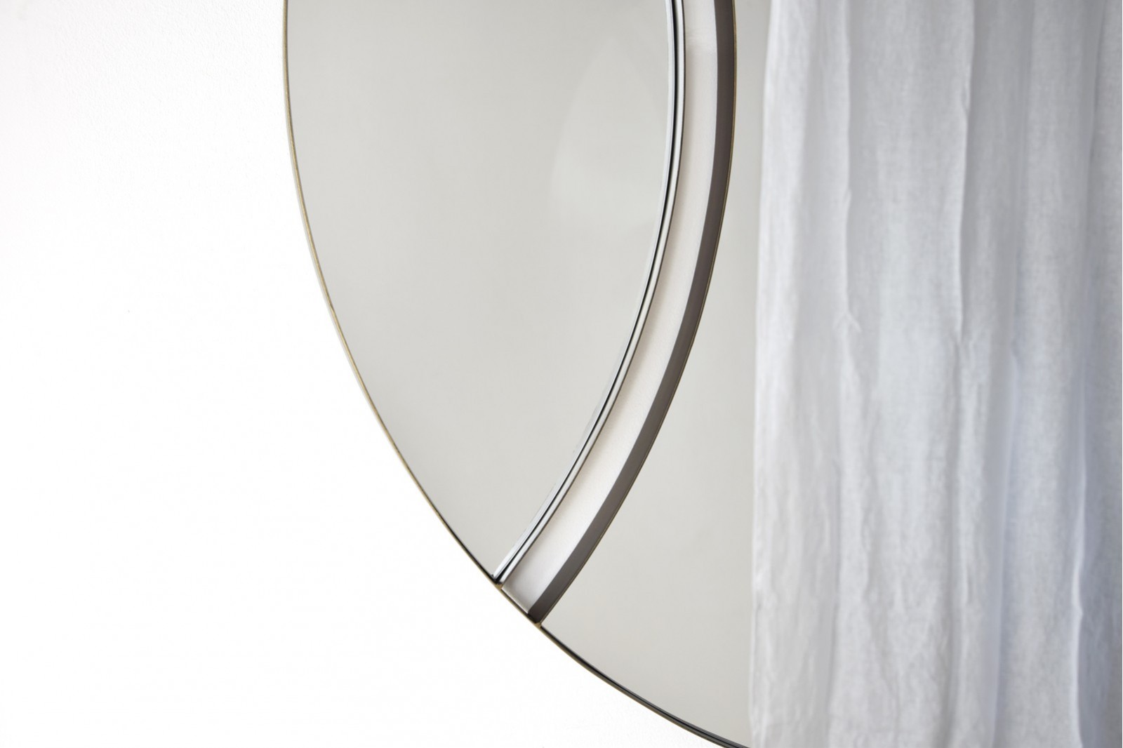 ROUND MIRROR 1. ANTIQUE METAL FRAME