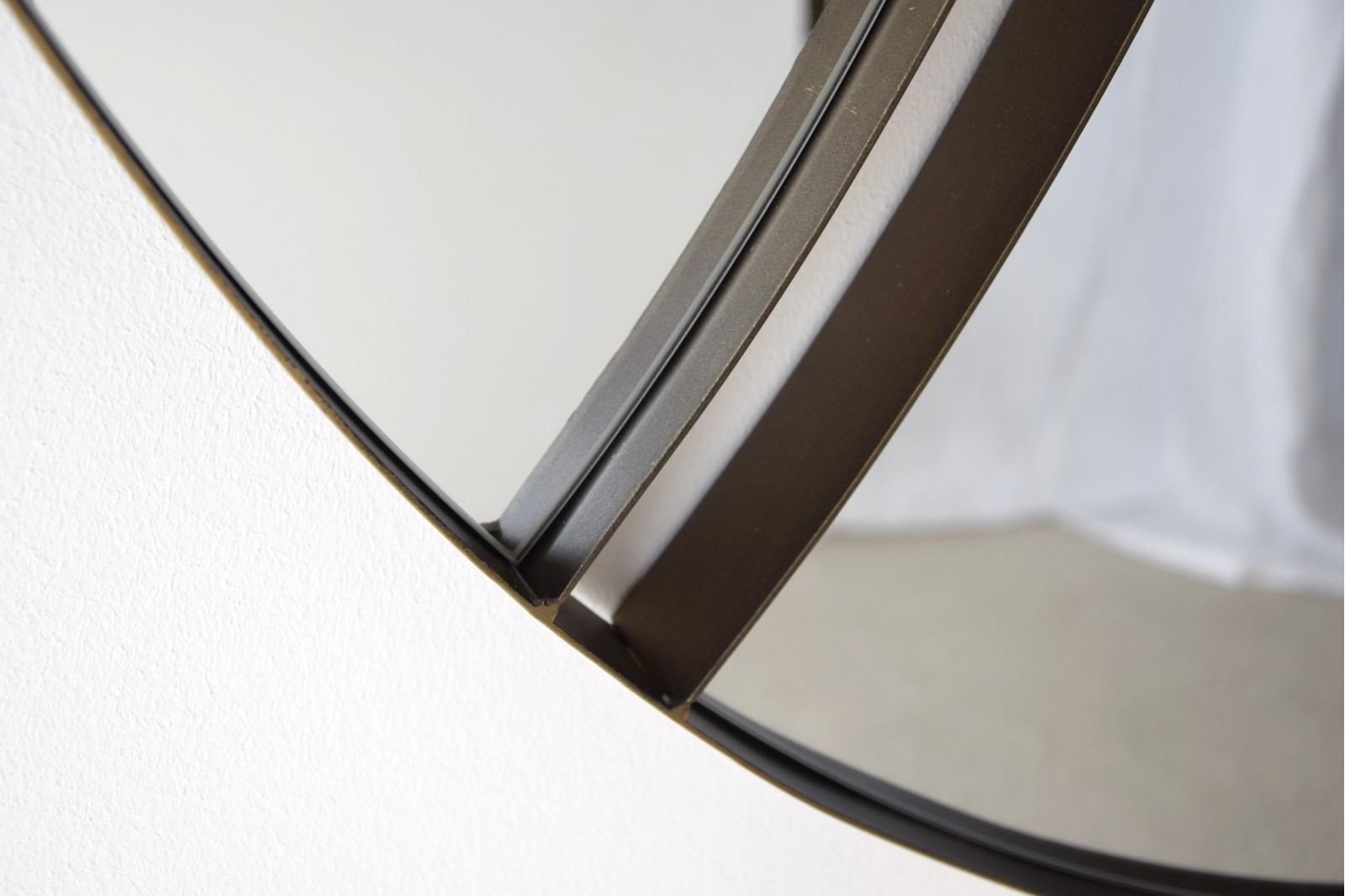 ROUND MIRROR 1. ANTIQUE METAL FRAME