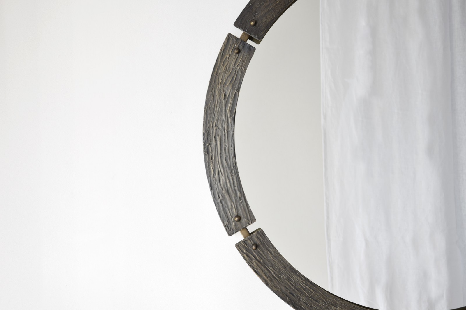 ROUND MIRROR 2. METAL RELIEF FRAME