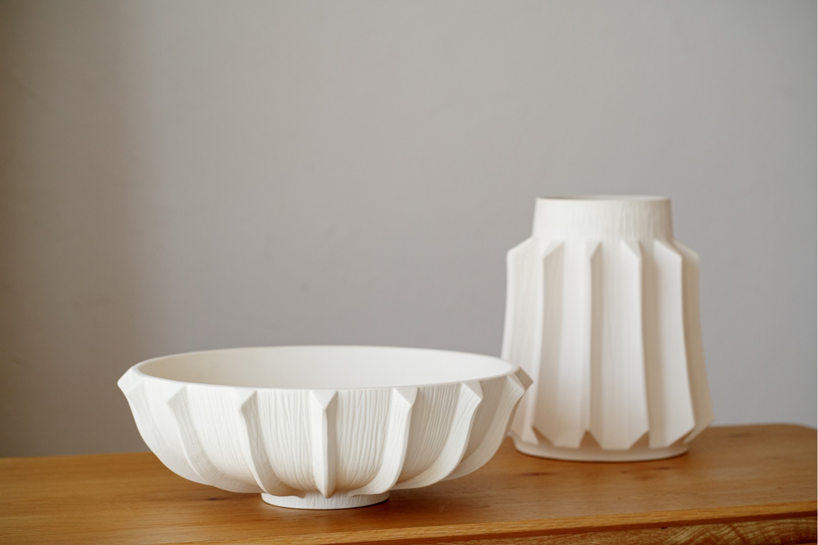 GREECE COLLECTION: CERAMIC VASE AND CENTREPIECE