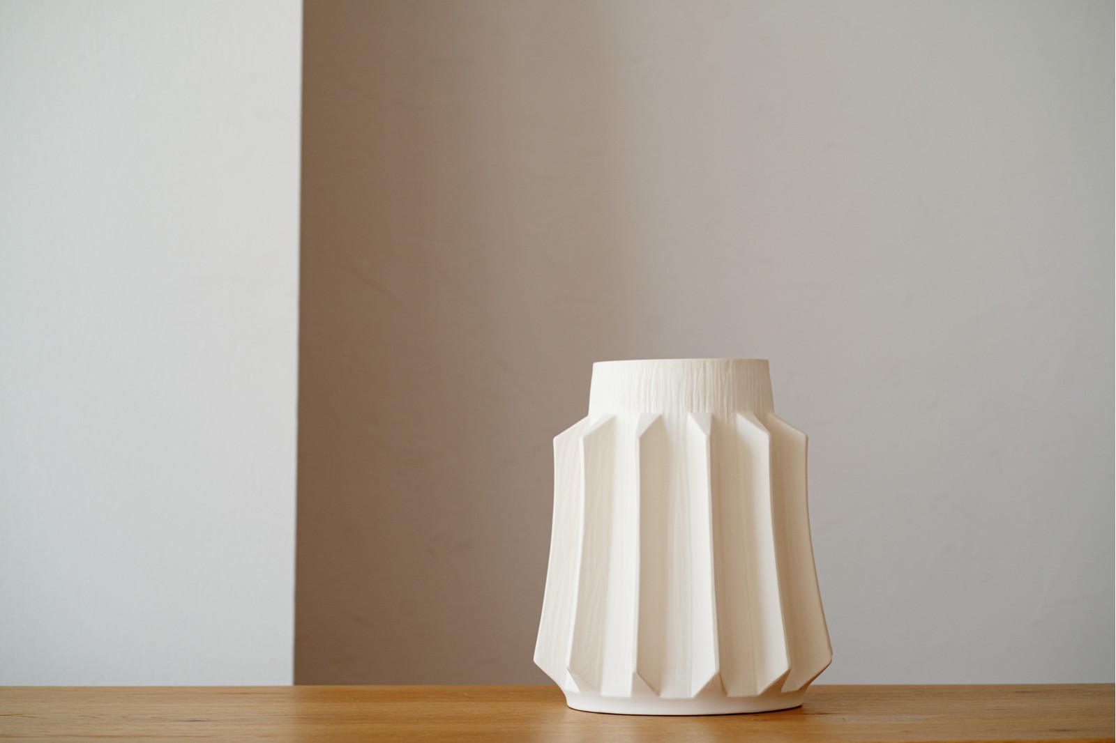 GREECE COLLECTION: CERAMIC VASE AND CENTREPIECE