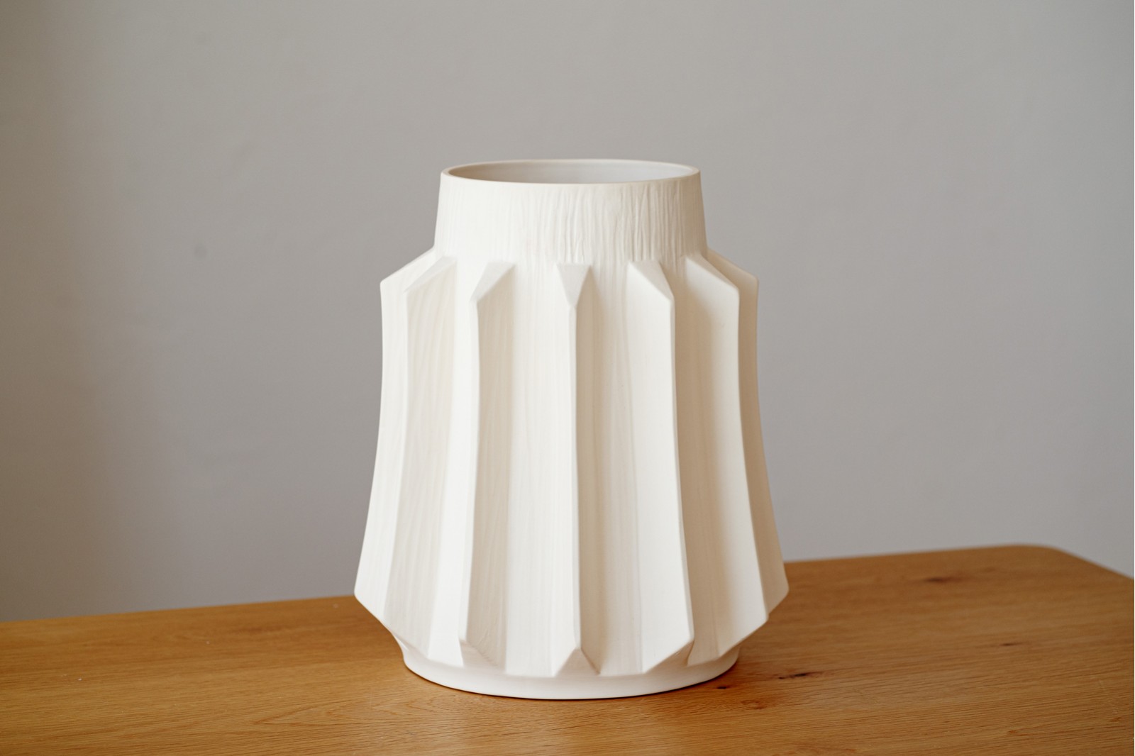 GREECE COLLECTION: CERAMIC VASE AND CENTREPIECE