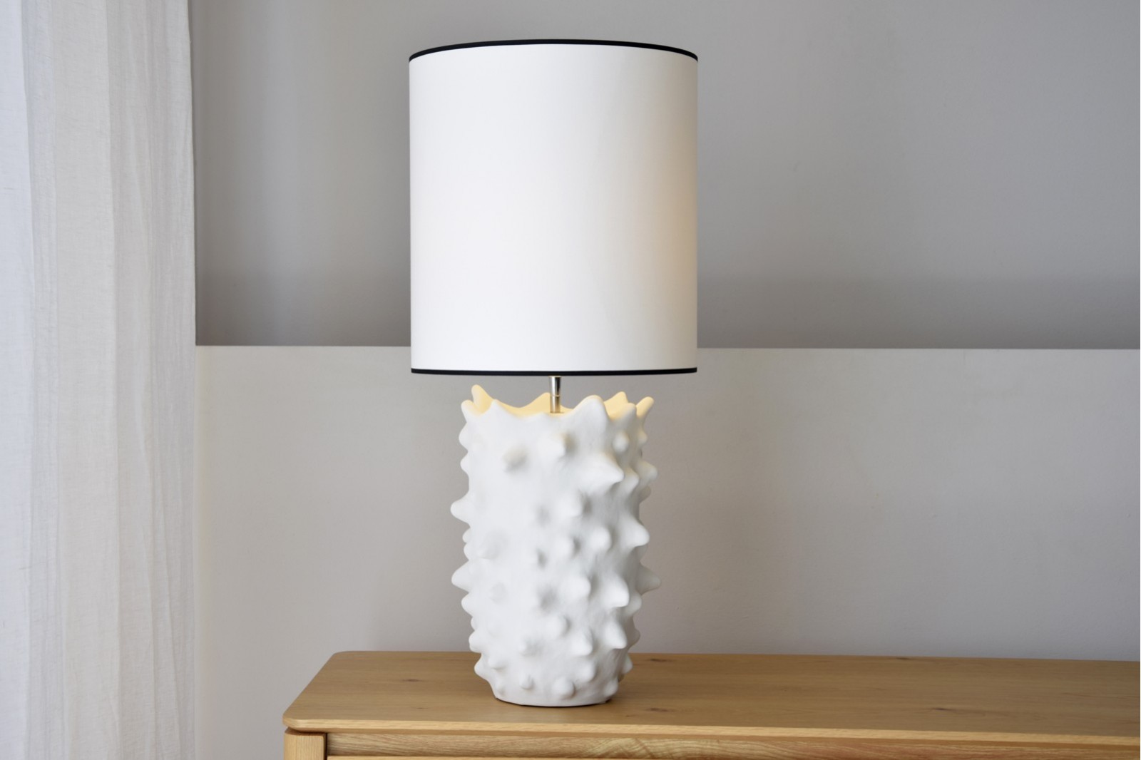 CERAMIC TABLE LAMP. SOLAR. WHITE. HIGH