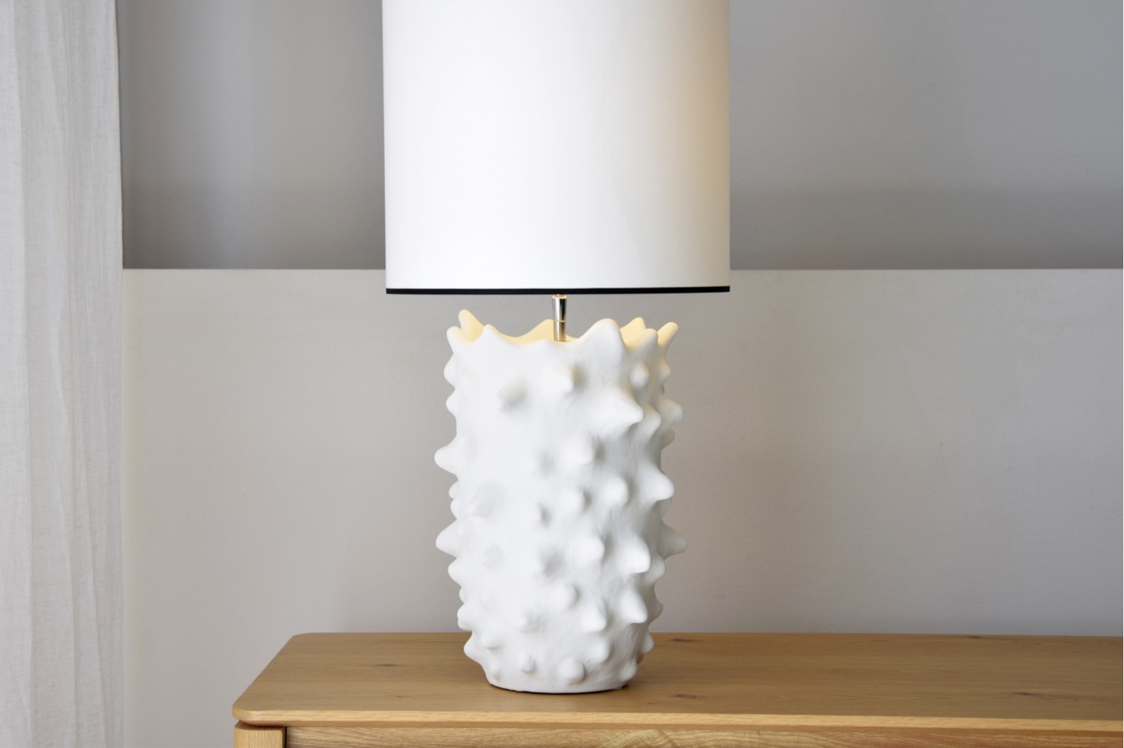 CERAMIC TABLE LAMP. SOLAR. WHITE. HIGH