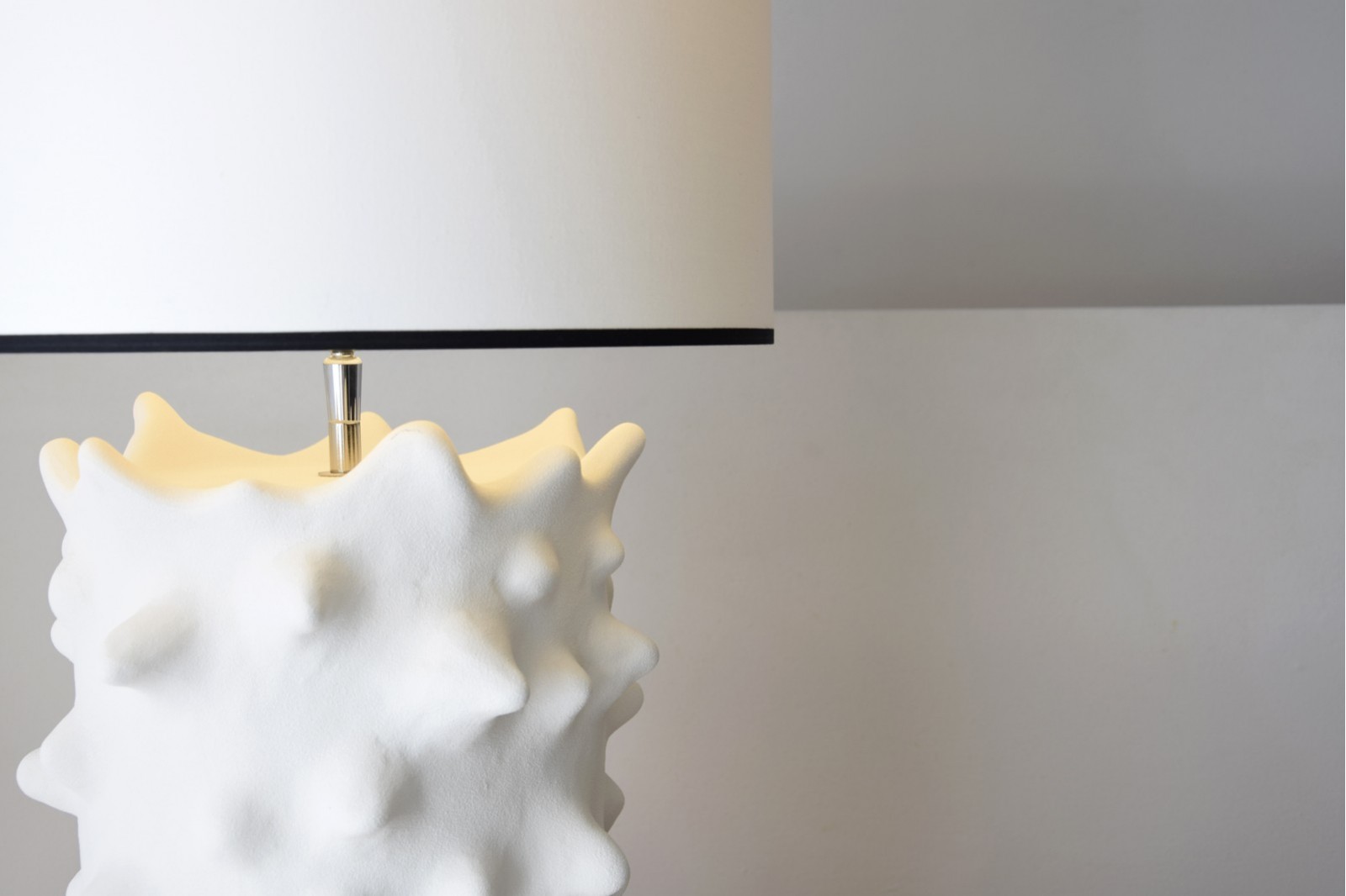 CERAMIC TABLE LAMP. SOLAR. WHITE. HIGH