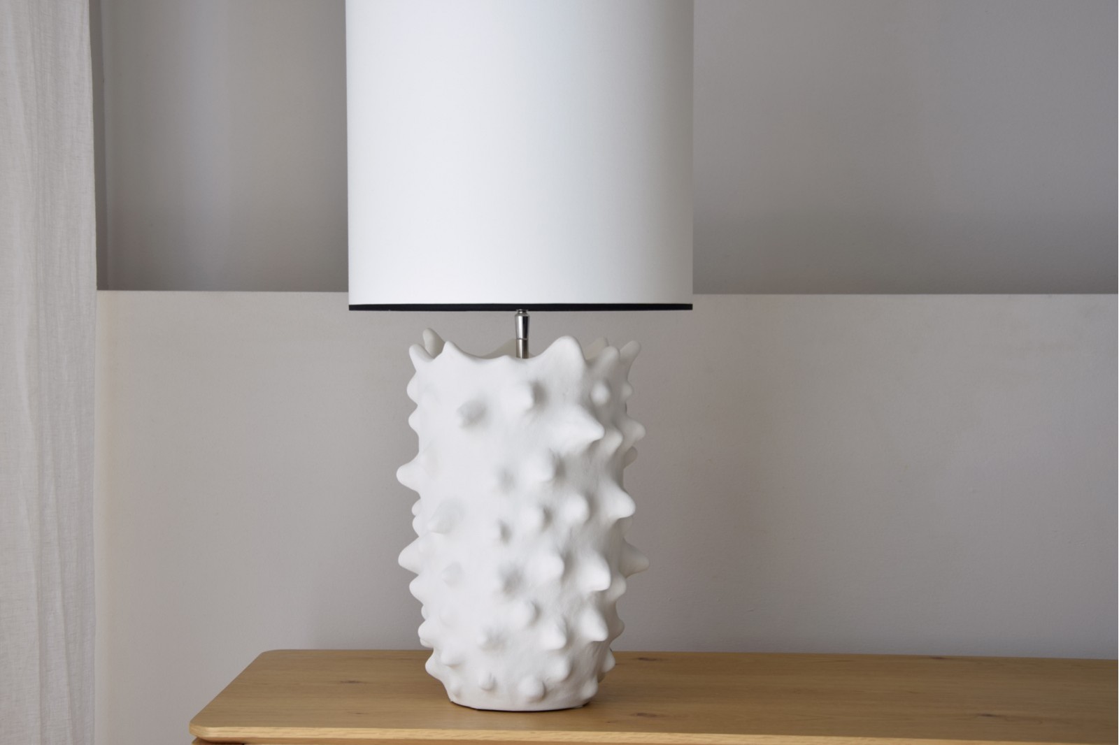 CERAMIC TABLE LAMP. SOLAR. WHITE. HIGH