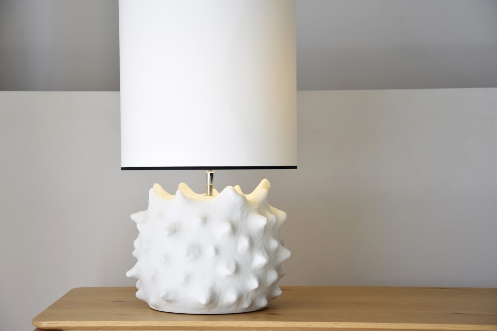 CERAMIC TABLE LAMP. SOLAR. WHITE. LOW