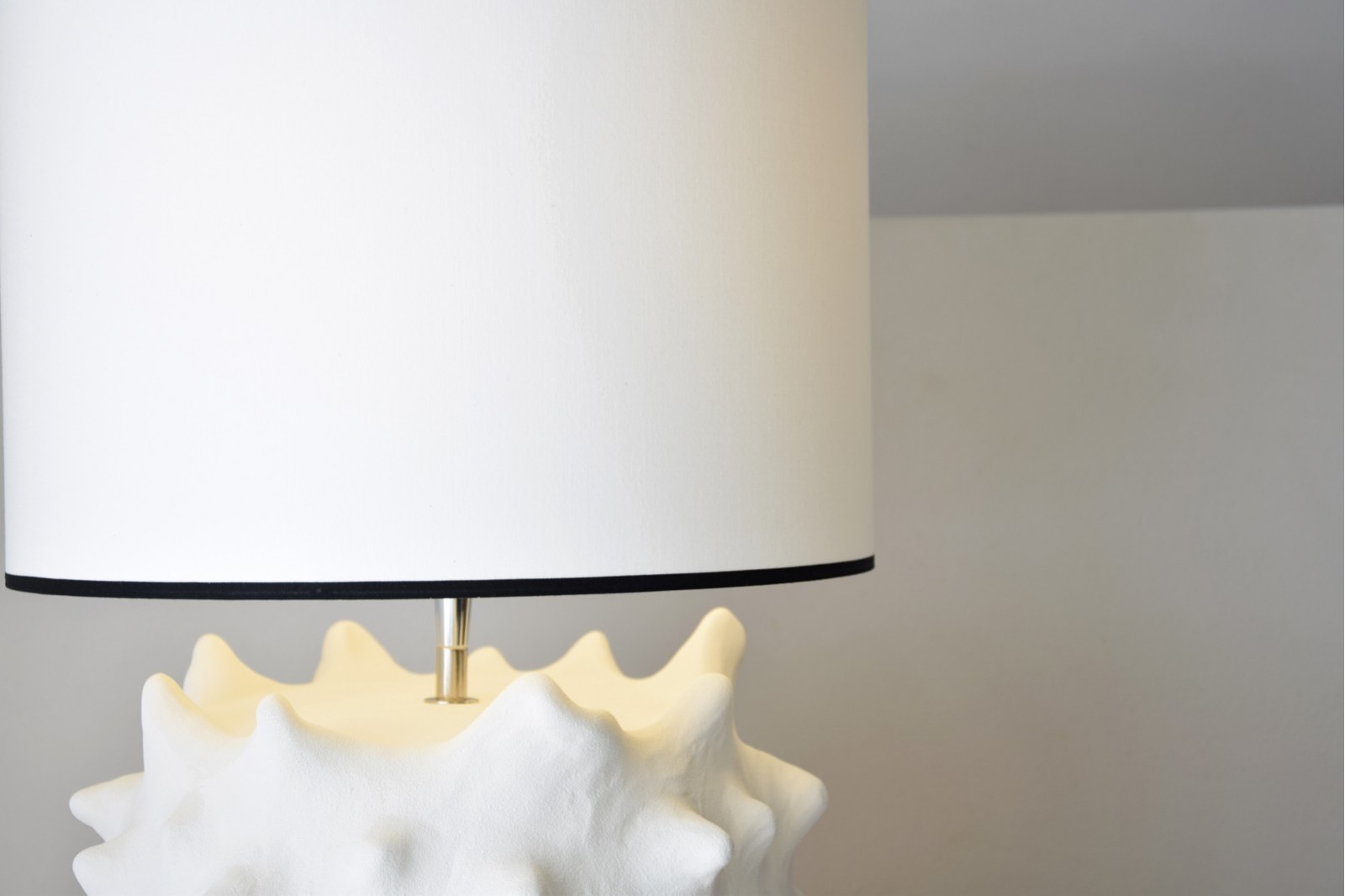 CERAMIC TABLE LAMP. SOLAR. WHITE. LOW