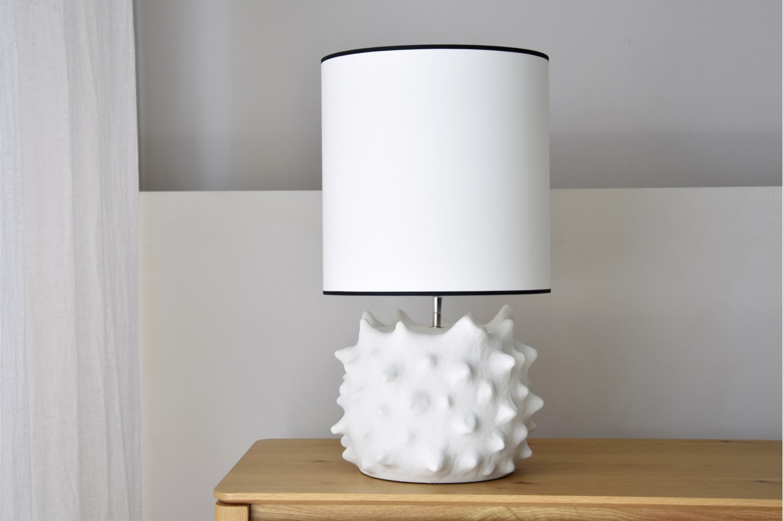 CERAMIC TABLE LAMP. SOLAR. WHITE. LOW