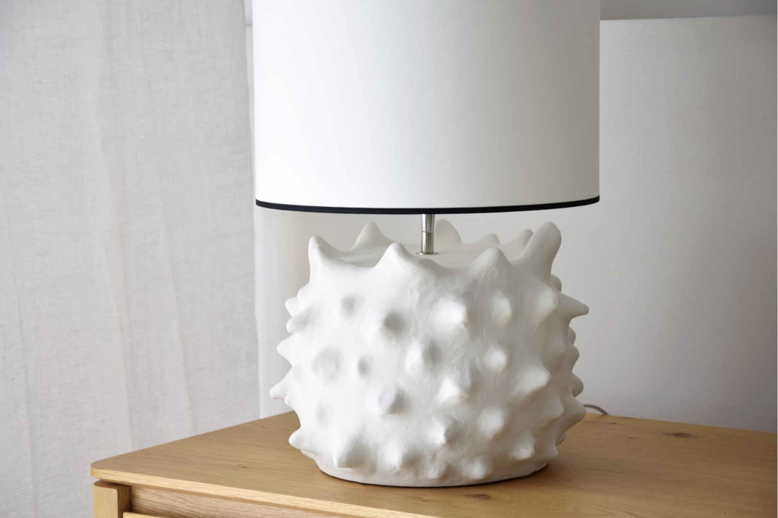 CERAMIC TABLE LAMP. SOLAR. WHITE. LOW