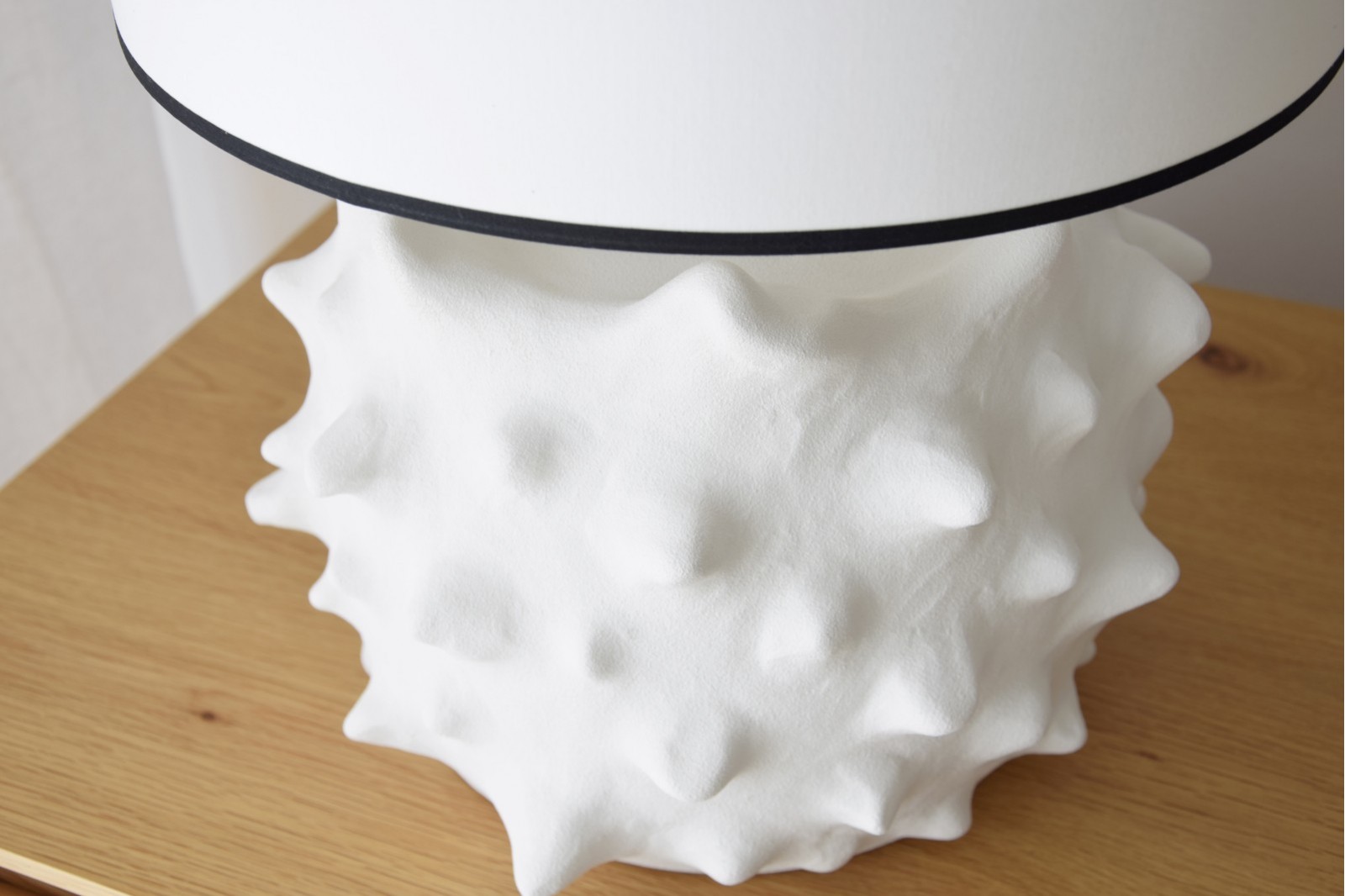 CERAMIC TABLE LAMP. SOLAR. WHITE. LOW