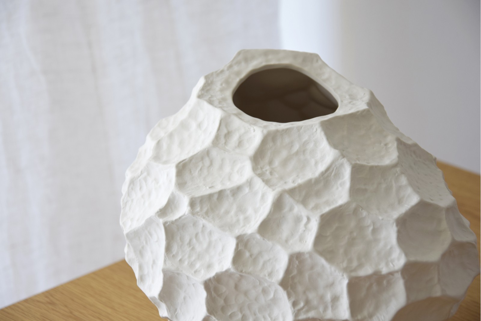 JARRÓN CERÁMICA LUNAR. BLANCO. BAJO