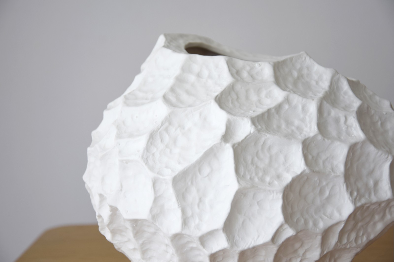 JARRÓN CERÁMICA LUNAR. BLANCO. BAJO