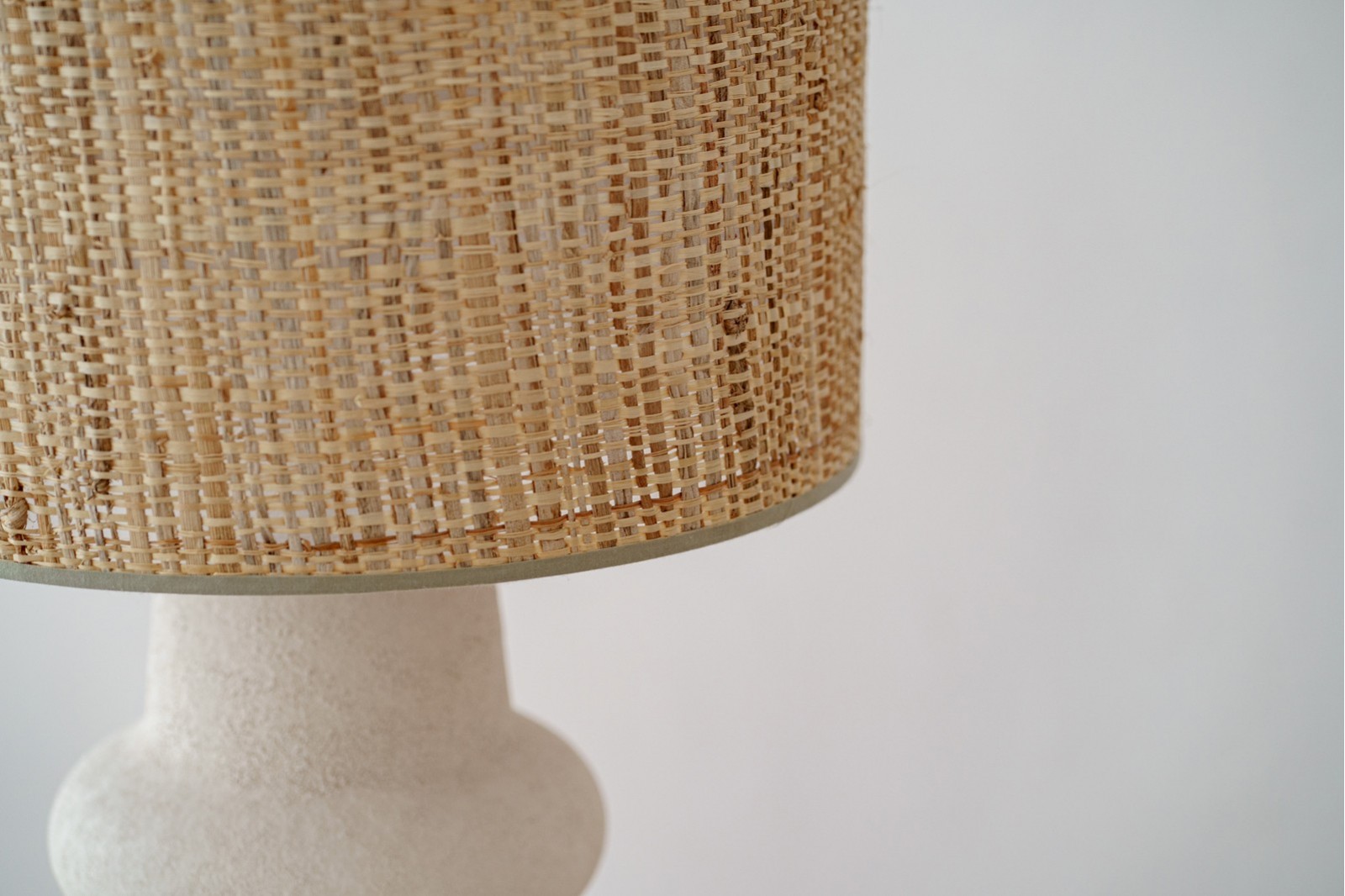 CERAMIC TABLE LAMP SONG. W/ SHADE