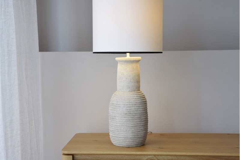 LAMPE DE TABLE EN CÉRAMIQUE MITU. COULEUR SABLE. G