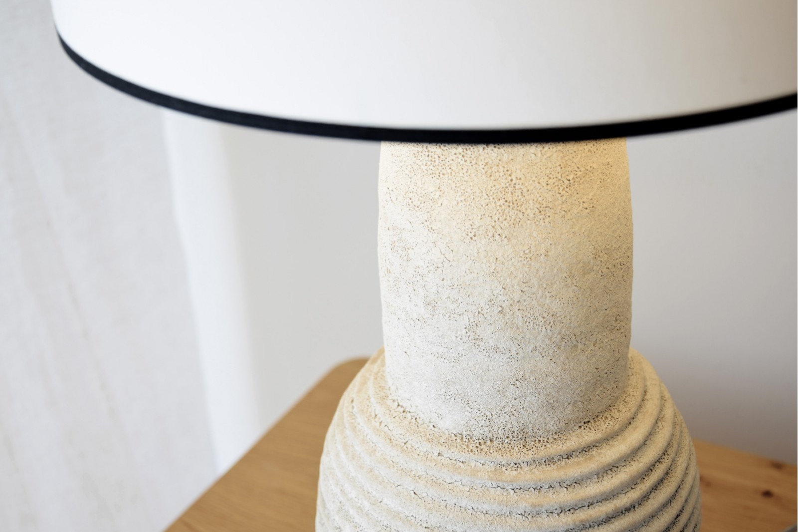 LAMPE DE TABLE EN CÉRAMIQUE MITU. COULEUR SABLE. G