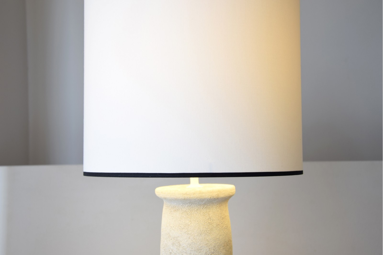 CERAMIC TABLE LAMP MITU. SAND COLOUR. BIG