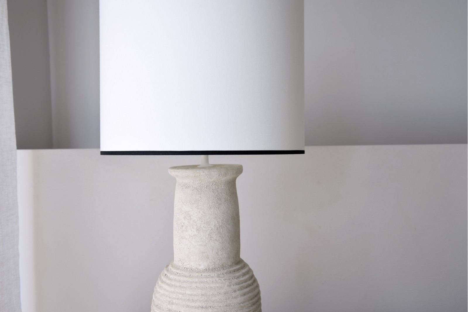 CERAMIC TABLE LAMP MITU. SAND COLOUR. BIG