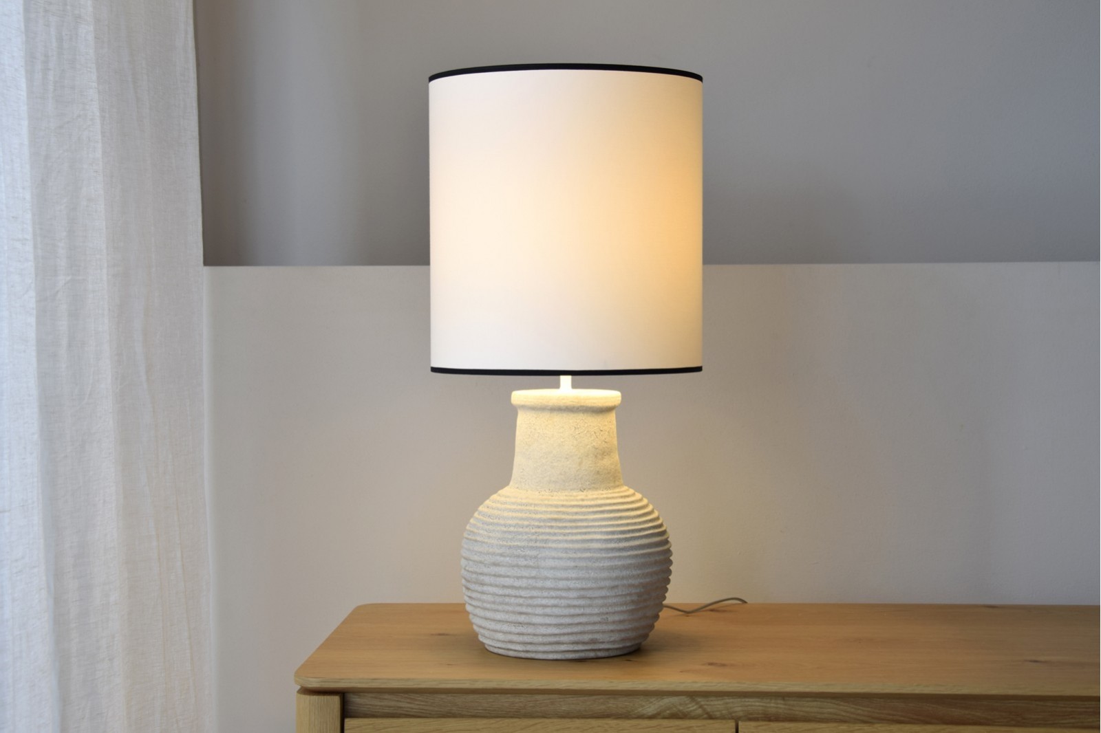 CERAMIC TABLE LAMP MITU. SAND COLOUR. LOW