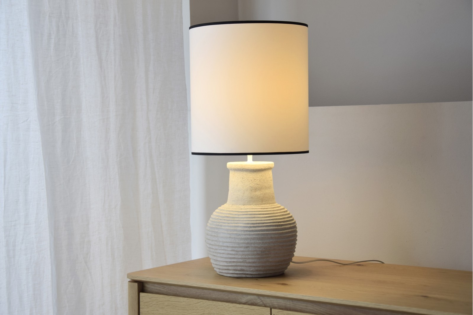 CERAMIC TABLE LAMP MITU. SAND COLOUR. LOW