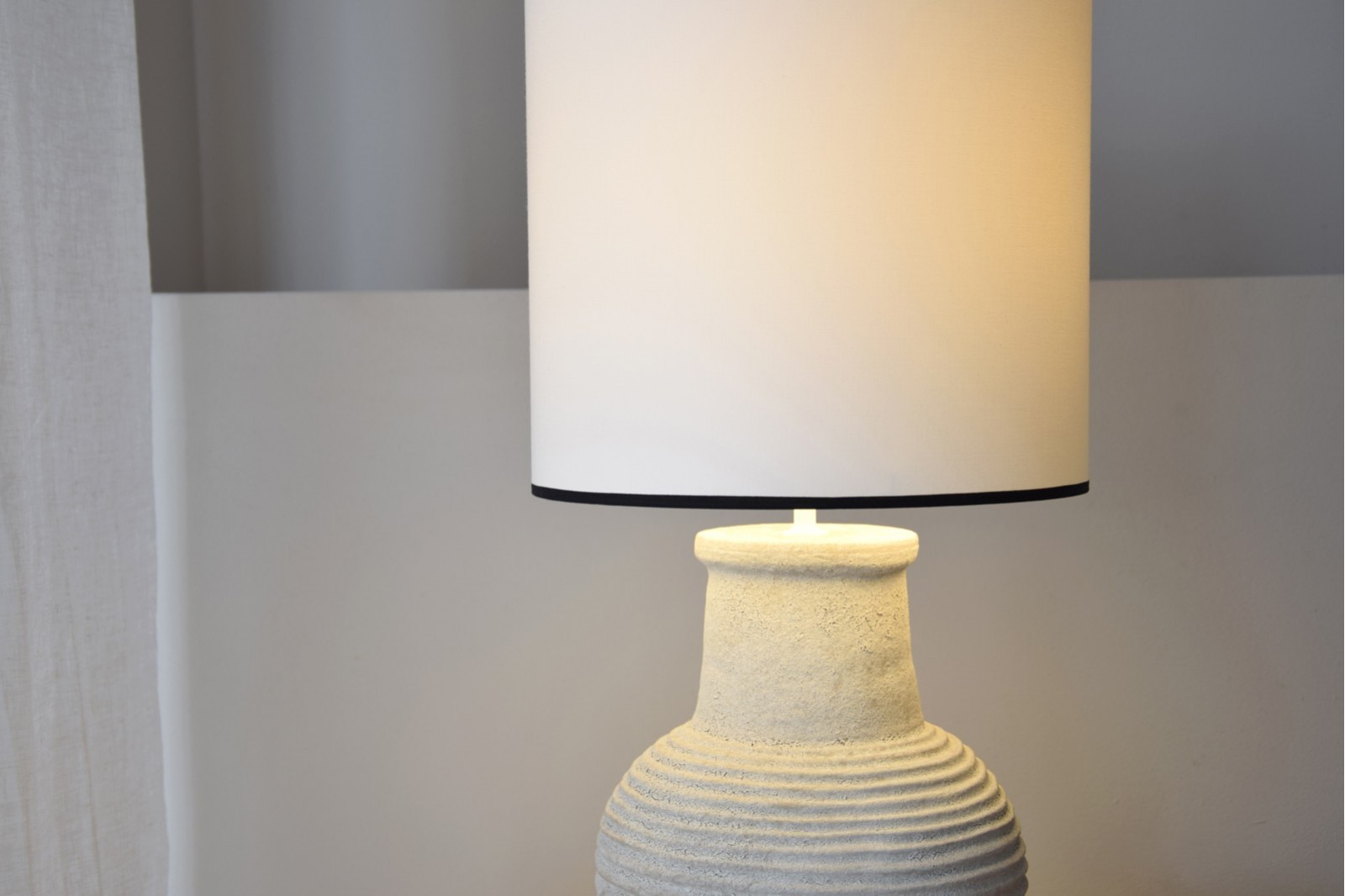 CERAMIC TABLE LAMP MITU. SAND COLOUR. LOW