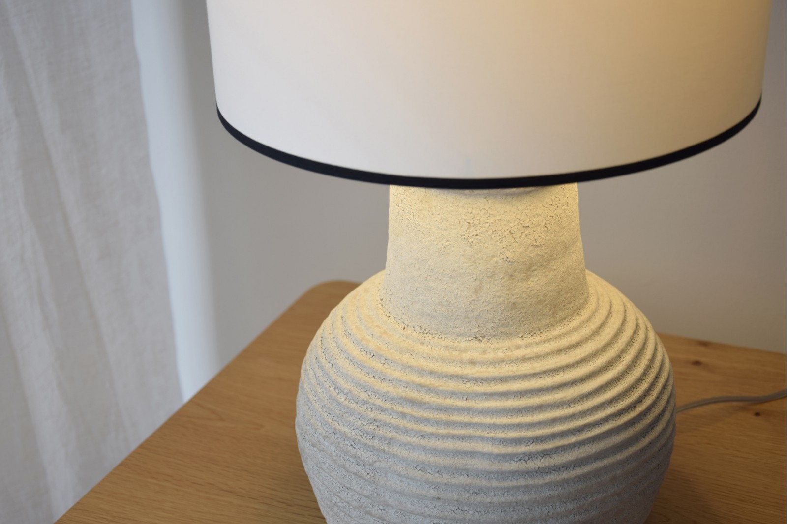 CERAMIC TABLE LAMP MITU. SAND COLOUR. LOW