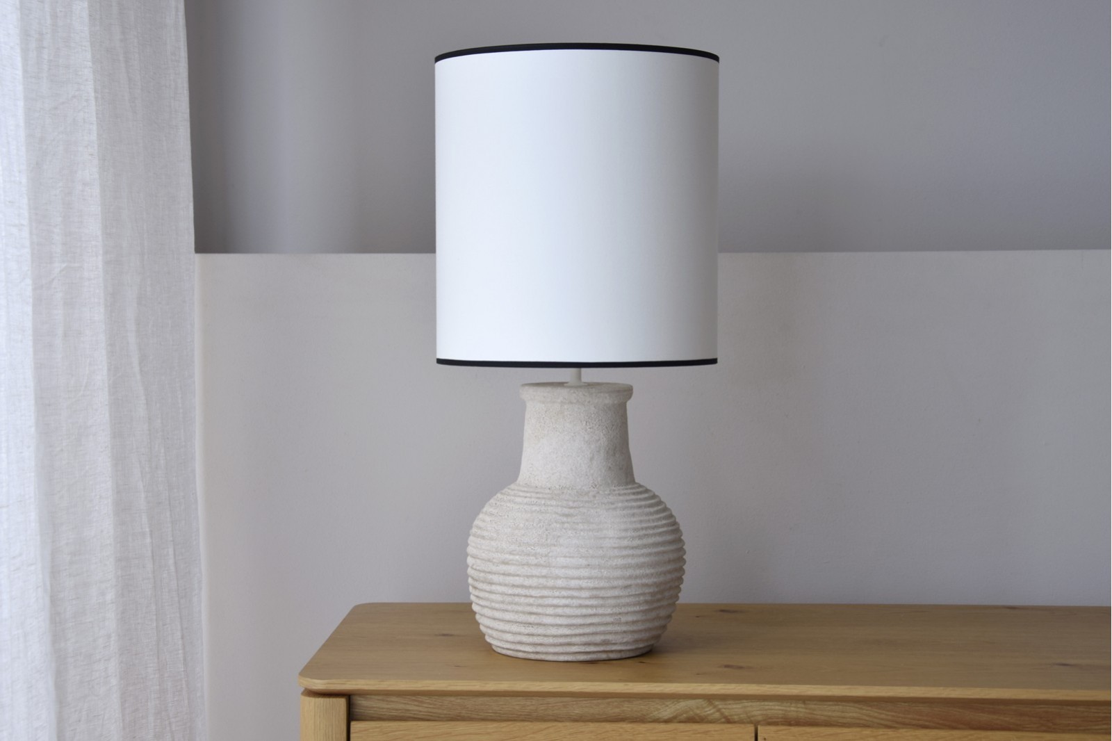 CERAMIC TABLE LAMP MITU. SAND COLOUR. LOW