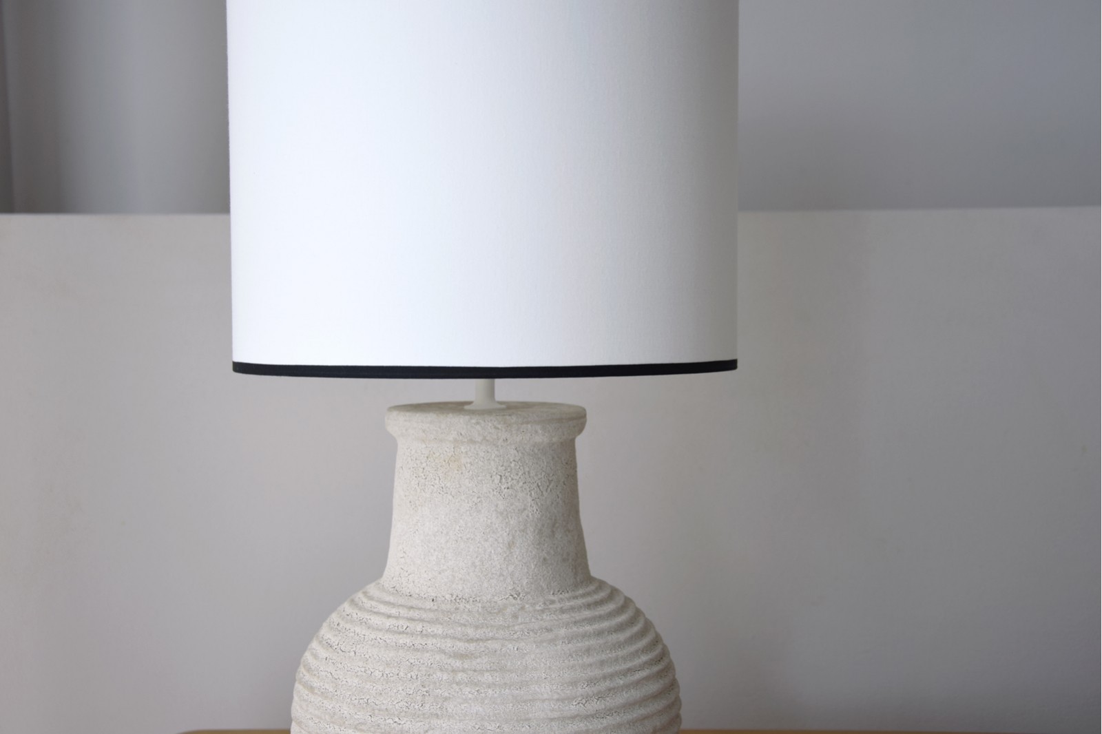 CERAMIC TABLE LAMP MITU. SAND COLOUR. LOW