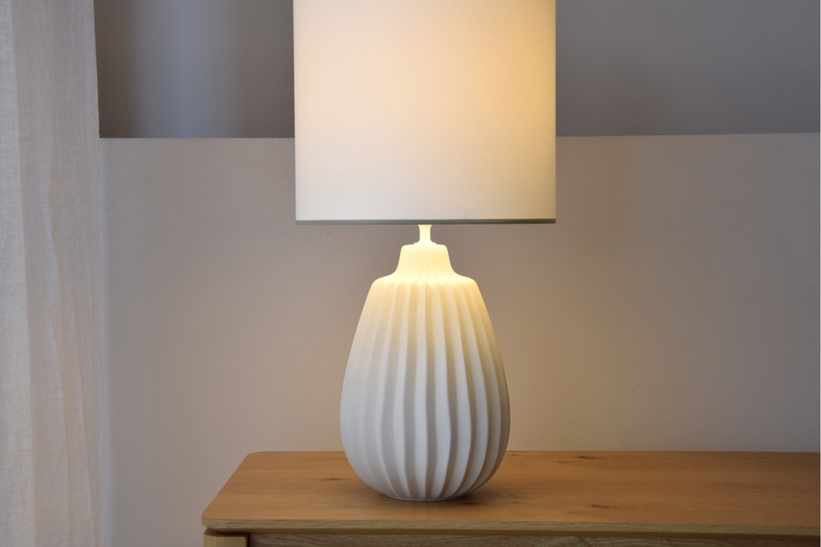 CERAMIC TABLE LAMP. DOMO. MATT WHITE