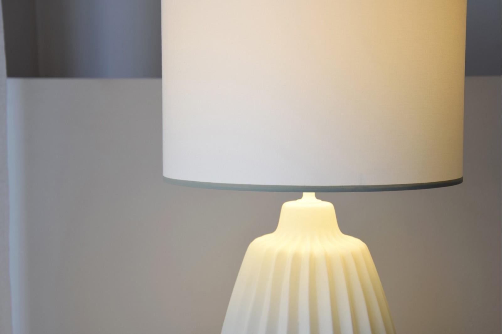 CERAMIC TABLE LAMP. DOMO. MATT WHITE