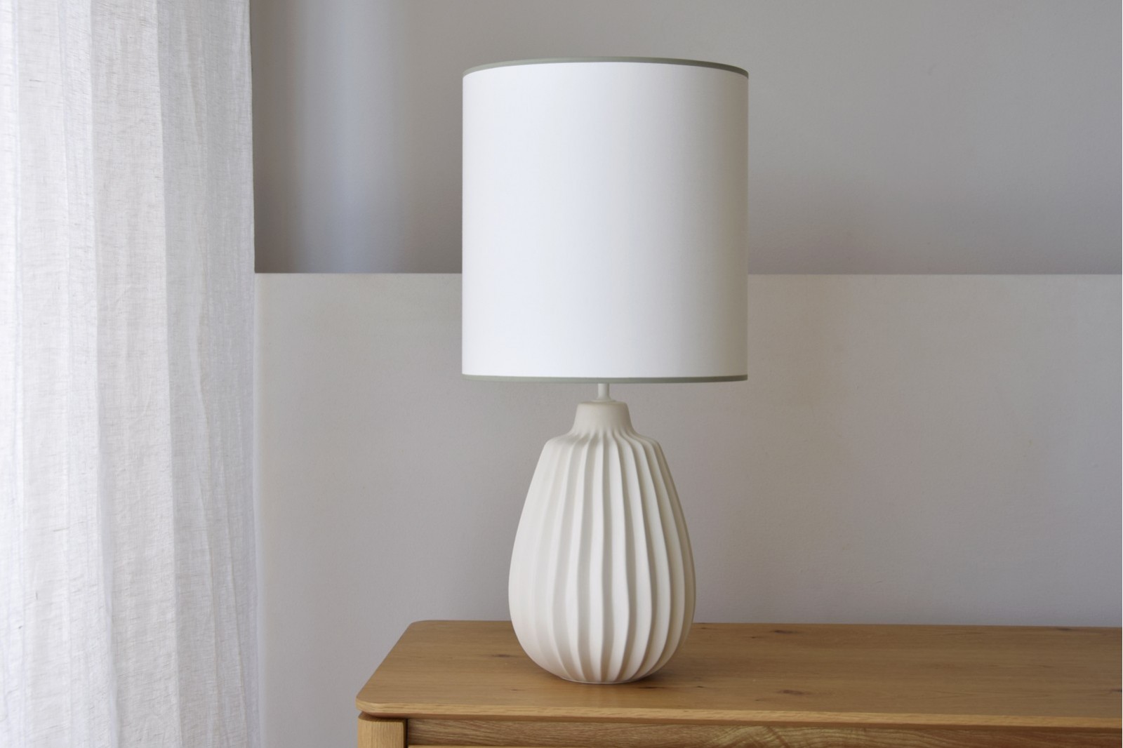 CERAMIC TABLE LAMP. DOMO. MATT WHITE