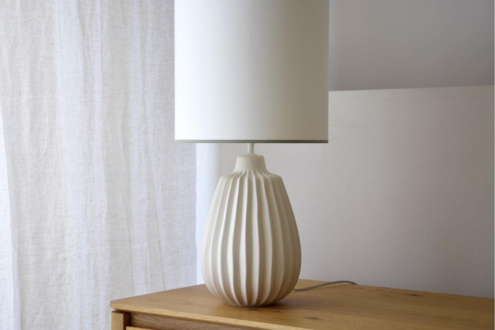 CERAMIC TABLE LAMP. DOMO. MATT WHITE