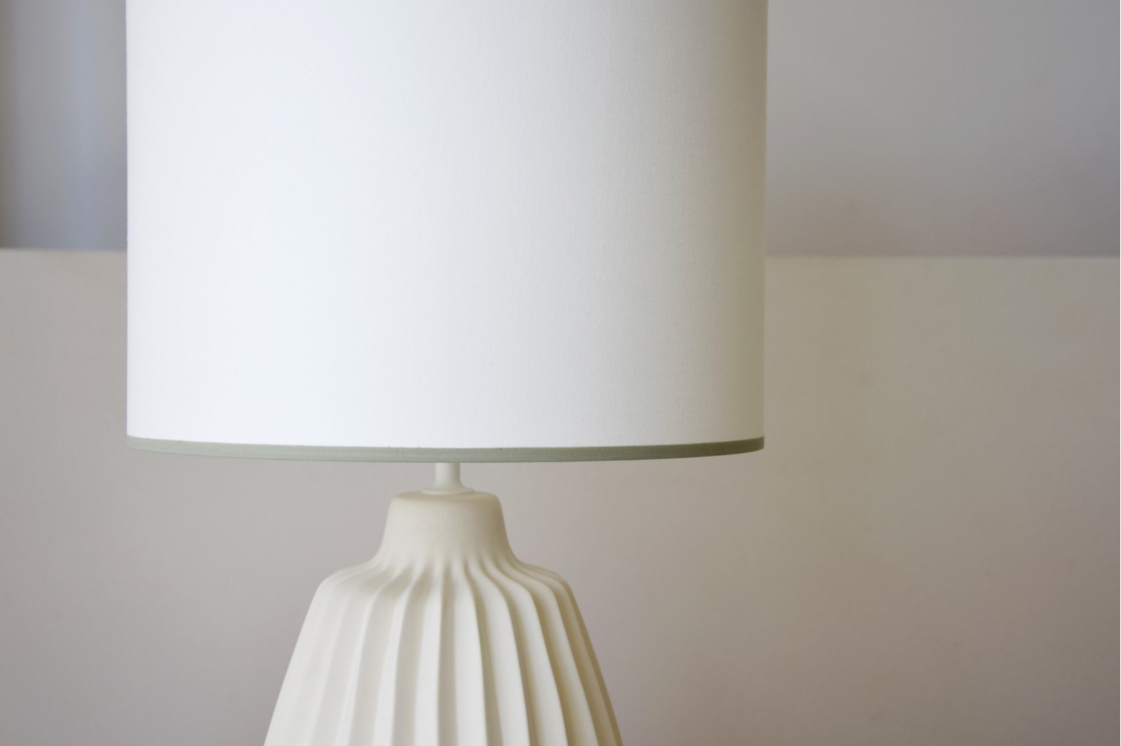 CERAMIC TABLE LAMP. DOMO. MATT WHITE