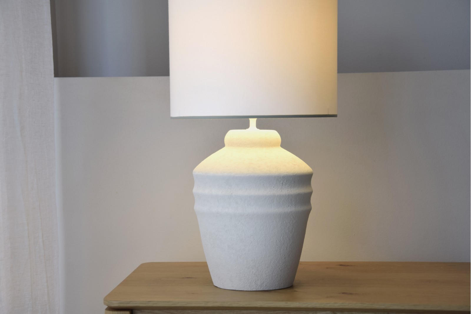 CERAMIC TABLE LAMP TAT. TEXTURED WHITE