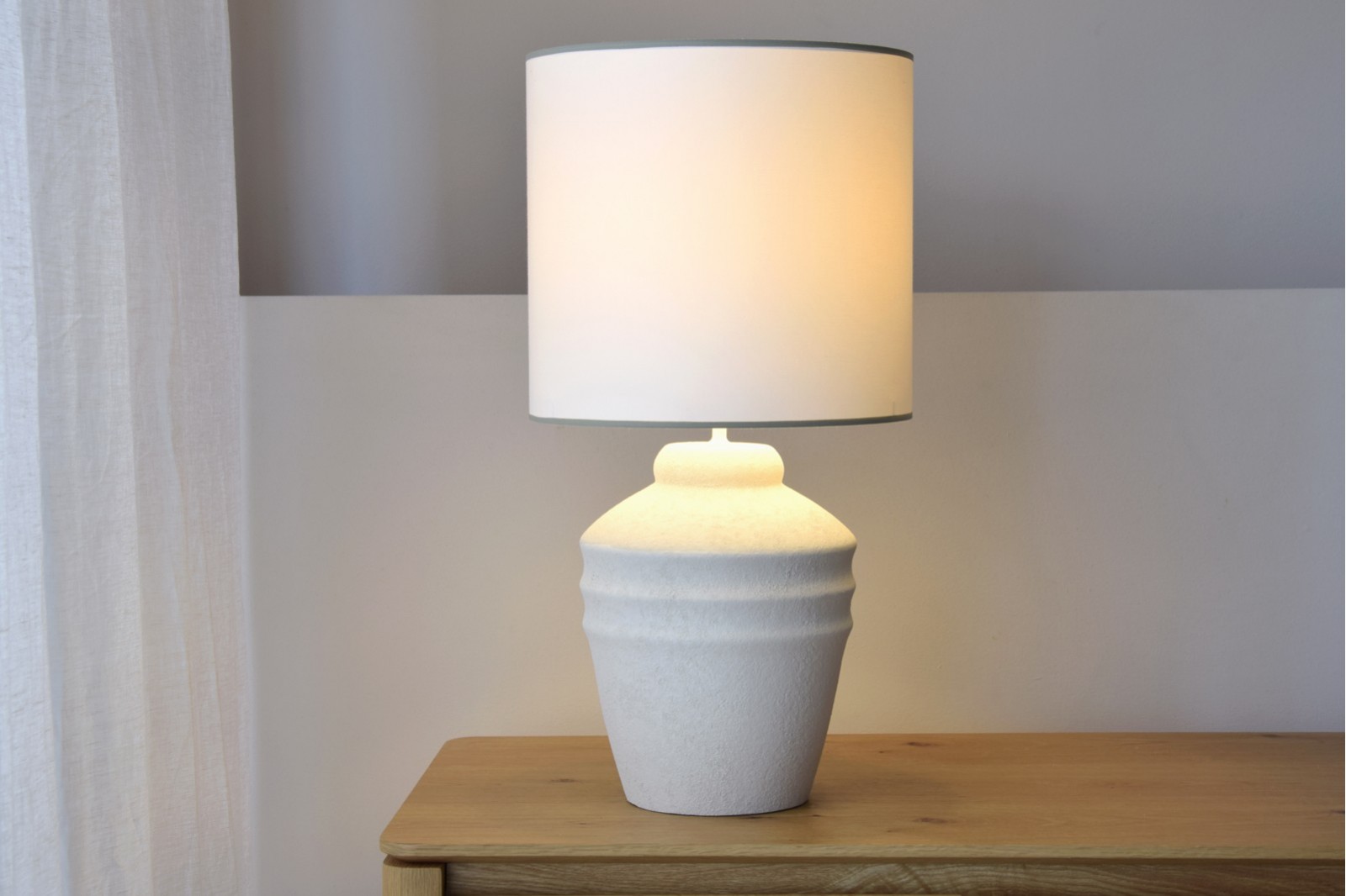 CERAMIC TABLE LAMP TAT. TEXTURED WHITE