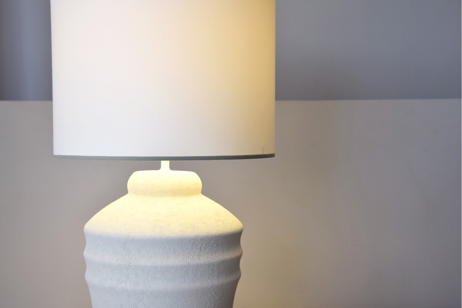 CERAMIC TABLE LAMP TAT. TEXTURED WHITE