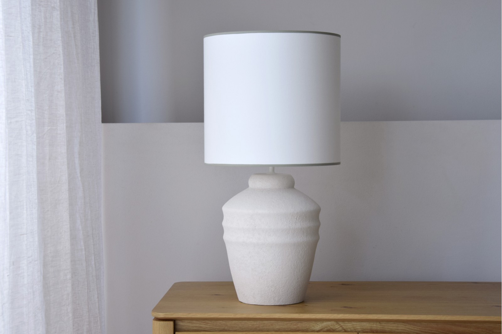 CERAMIC TABLE LAMP TAT. TEXTURED WHITE