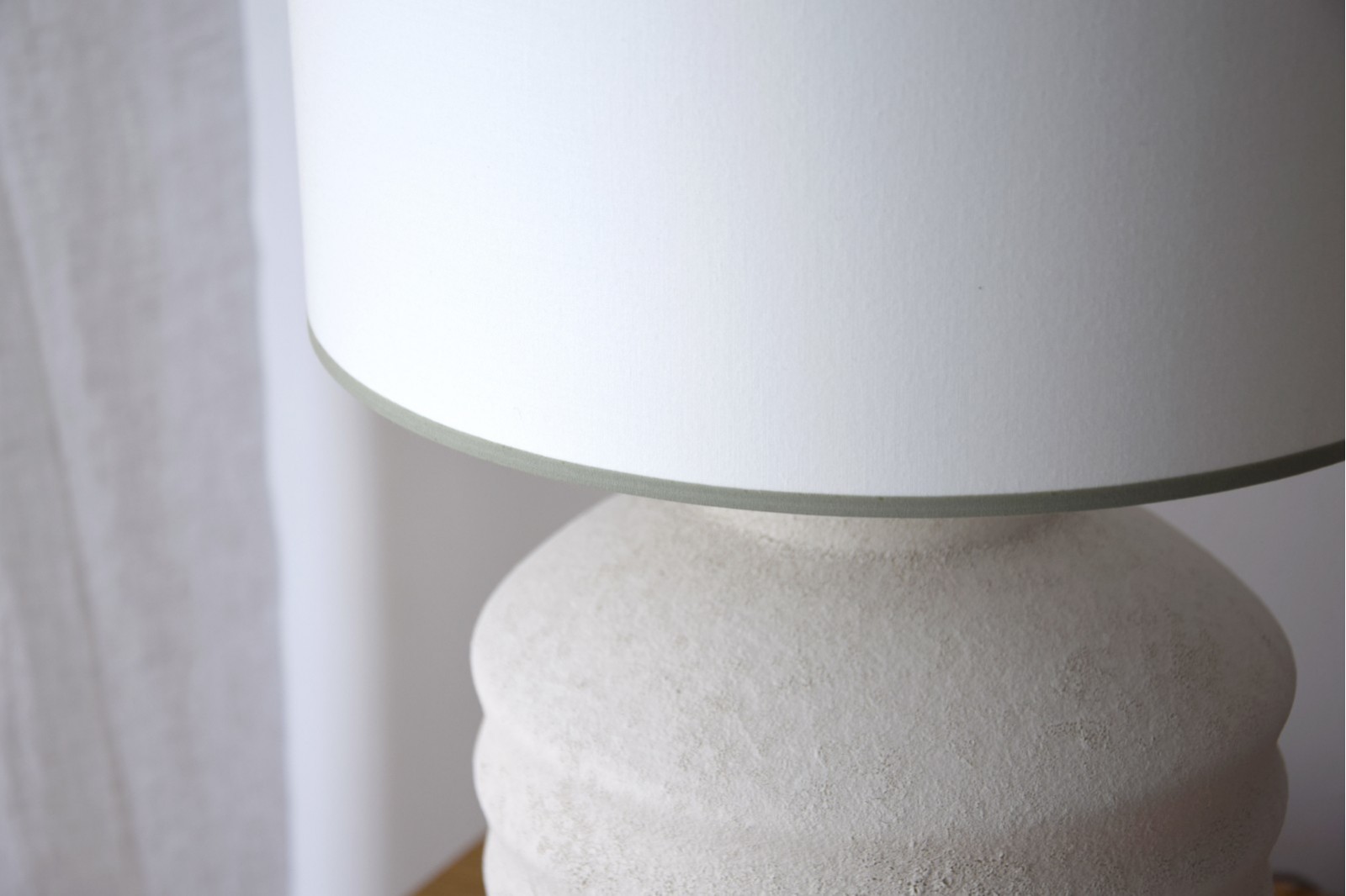 CERAMIC TABLE LAMP TAT. TEXTURED WHITE