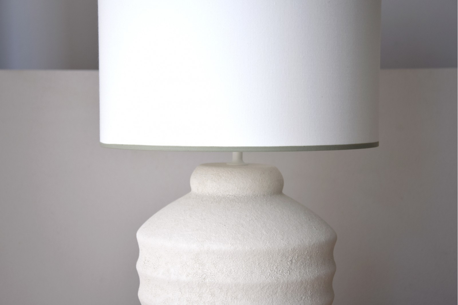 CERAMIC TABLE LAMP TAT. TEXTURED WHITE