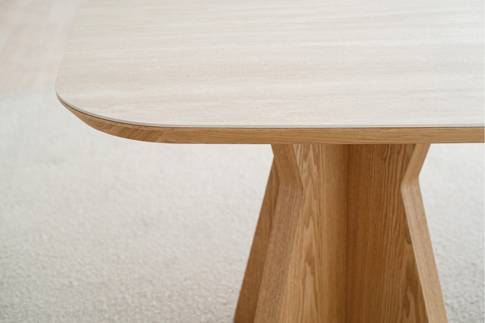 TABLE  À MANGER LIGNE. CÉRAMIQUE BEIGE ET FRÊN