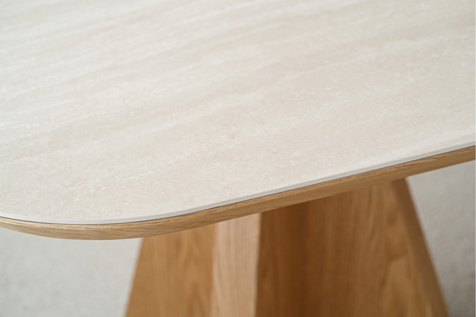 TABLE  À MANGER LIGNE. CÉRAMIQUE BEIGE ET FRÊN