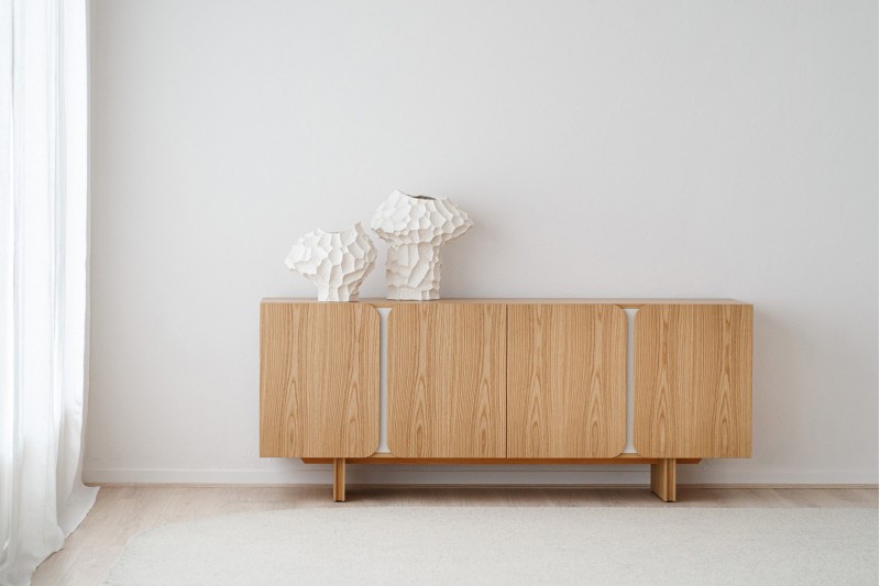 CURVE SIDEBOARD. NATURAL OAK AND SAND GRAY