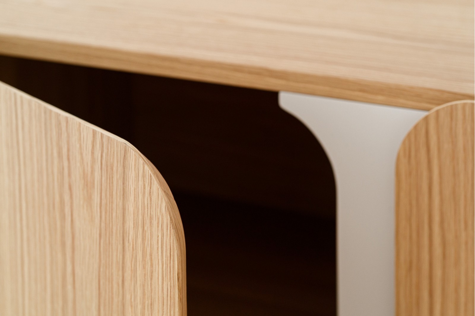 CURVE SIDEBOARD. NATURAL OAK AND SAND GRAY