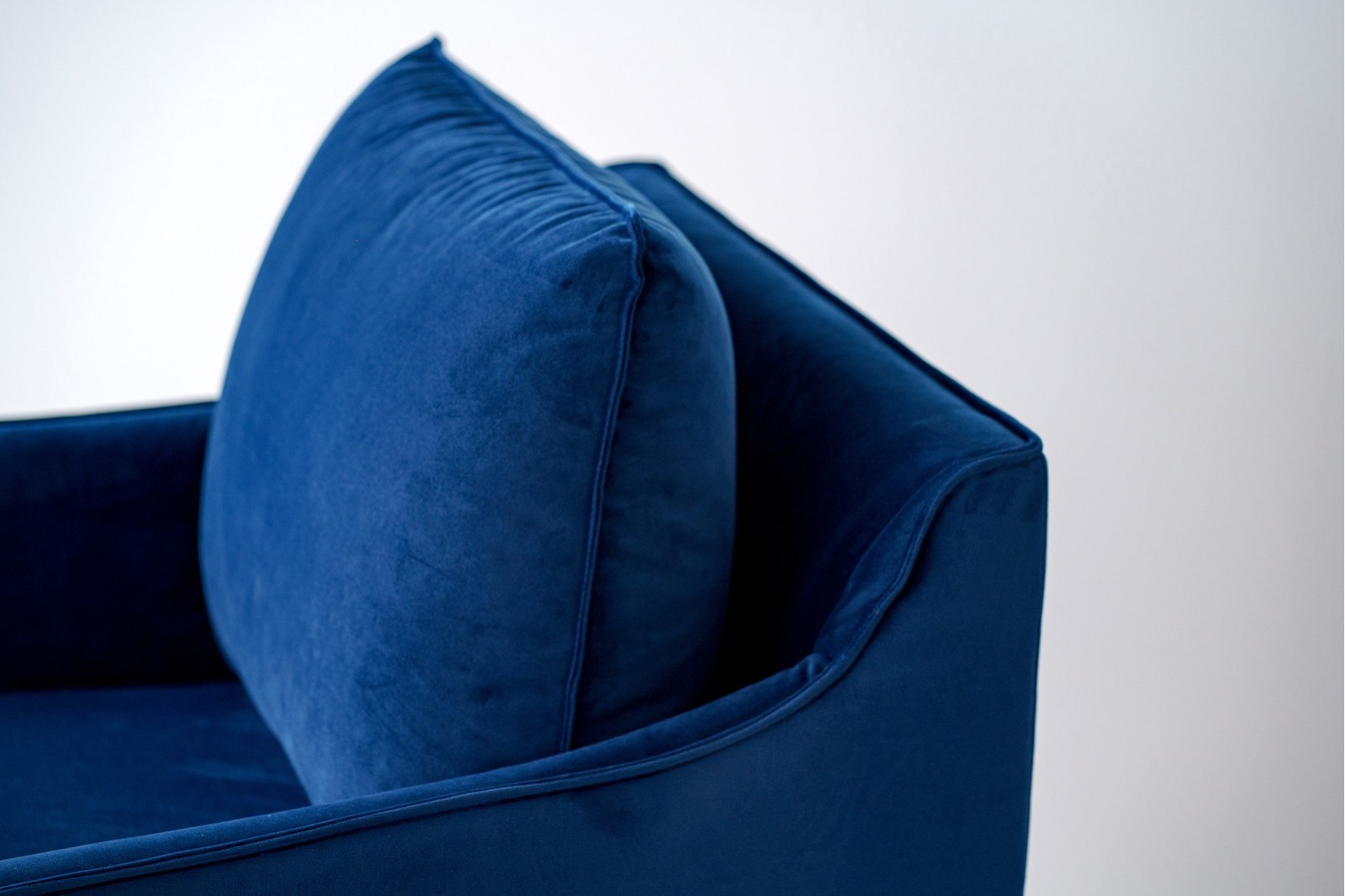 ARMCHAIR. BLUE VELVET UPHOLSTERY