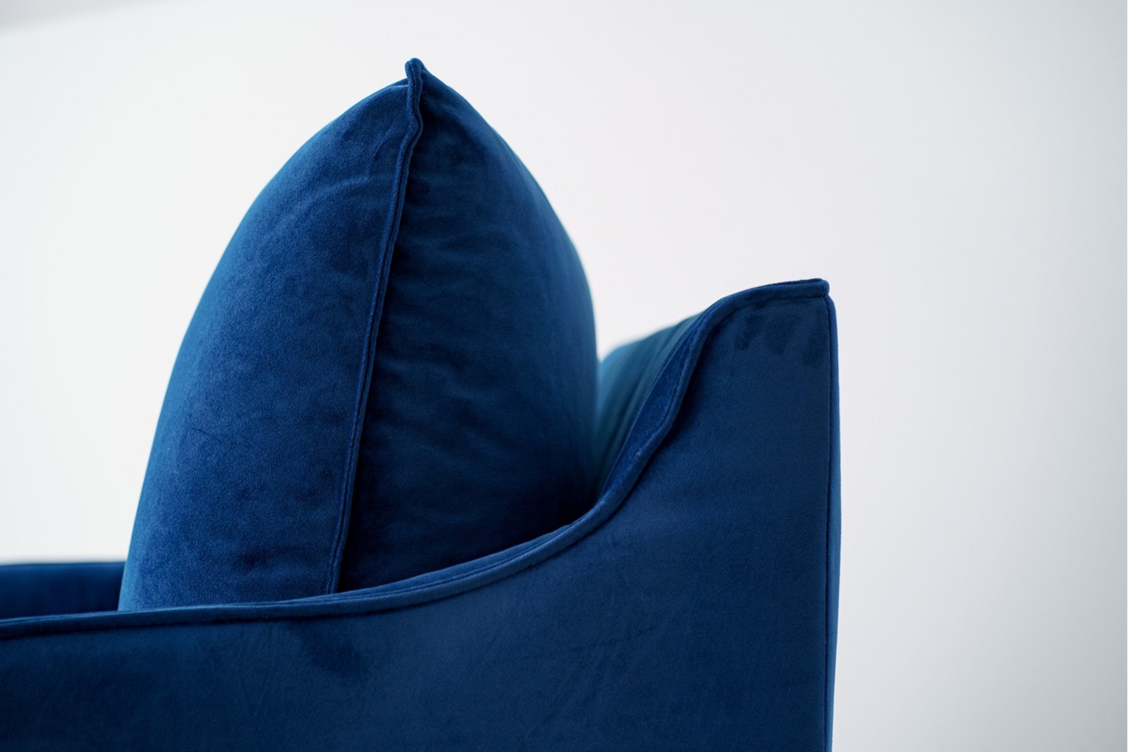 ARMCHAIR. BLUE VELVET UPHOLSTERY