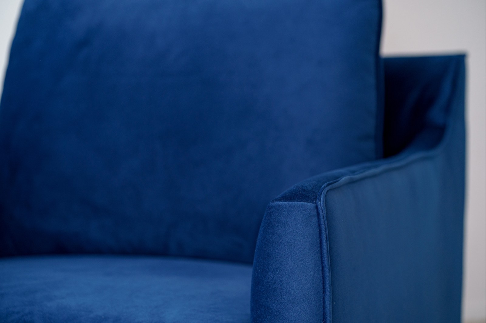 ARMCHAIR. BLUE VELVET UPHOLSTERY