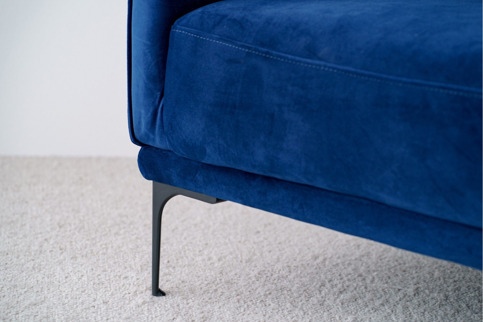 ARMCHAIR. BLUE VELVET UPHOLSTERY