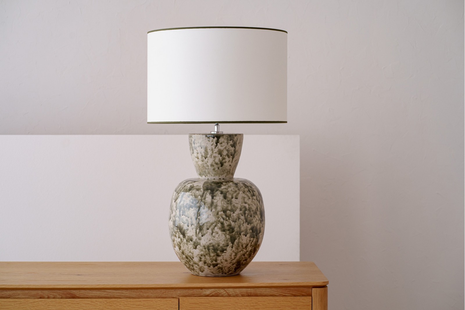 CERAMIC TABLE LAMP. MOSS. LAMPSHADE